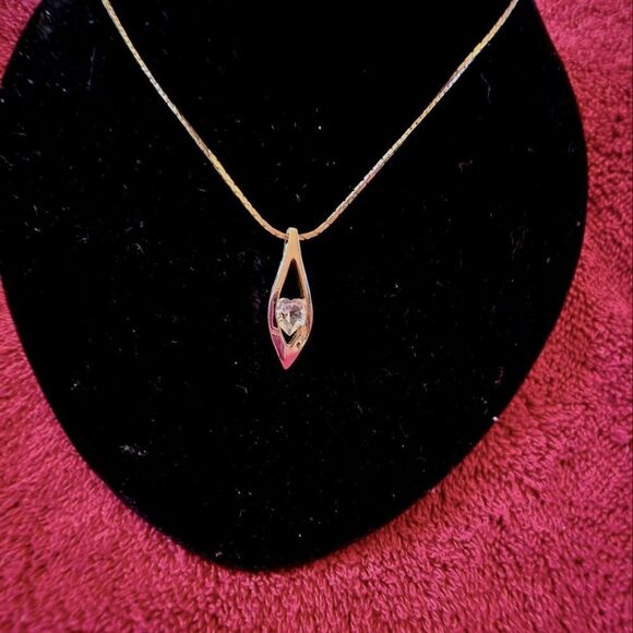 Vtg Clear Inlaid Heart Shaped Crystal Necklace - Picture 3 of 3